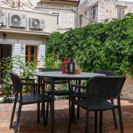 Oleander * Трогір